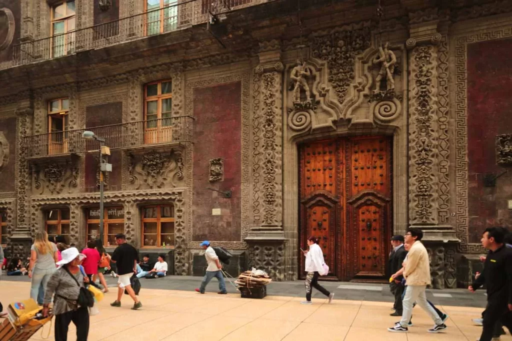 Palacio de Iturbide, Avenida Francisco Madero, Centro Histórico, Ciudad de México. Foto por © Kiko Kairuz 2024.