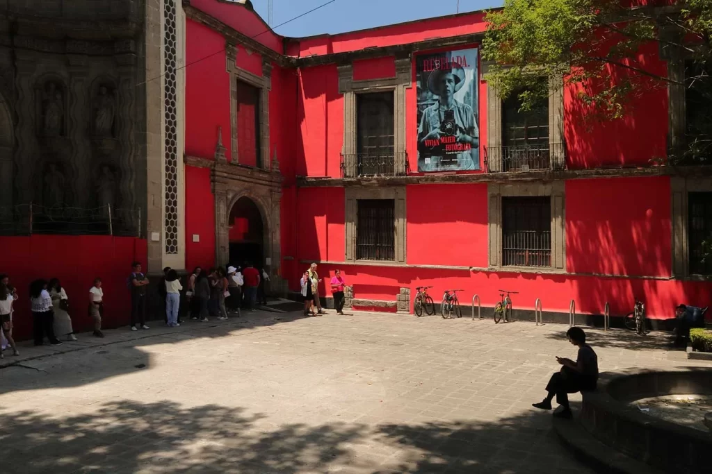 Museo Franz Mayer, Centro Histórico, Ciudad de México, plaza de entrada. Foto © Kiko Kairuz 2024.